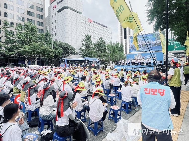 보건의료노조 조합원들이 2일 서울 숭례문 일대에서 열린 총력투쟁 결의대회를 열고 있다. 사진=심승수 기자