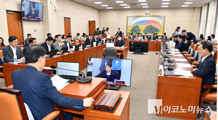 윤한홍 정무위원장이 2일 국회 본청에서 열린 제426회국회(임시회) 제2차 전체회의에서 의사봉을 두드리고 있다. 사진=최동환 기자