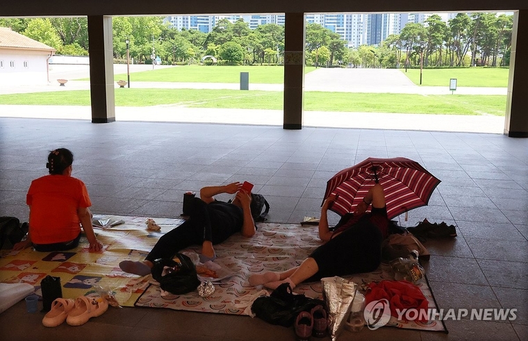 연일 폭염이 기승을 부리고 있는 가운데, 지난 2일 부산 부산진구 부산시민공원에서 어르신들이 그늘에서 더위를 식히고 있다. 사진=연합뉴스