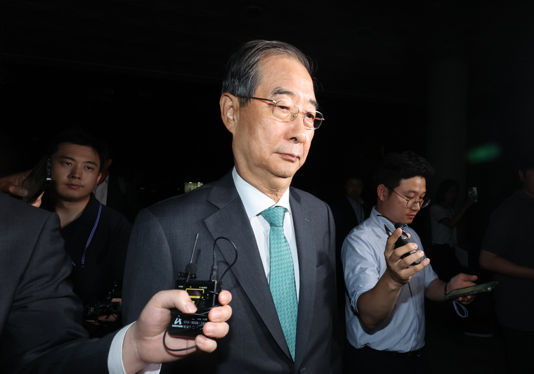 한덕수 전 국무총리가 2일 서울 서초구 서울고검에서 내란특검 조사를 받은 뒤 청사를 떠나고 있다. 사진=연합뉴스