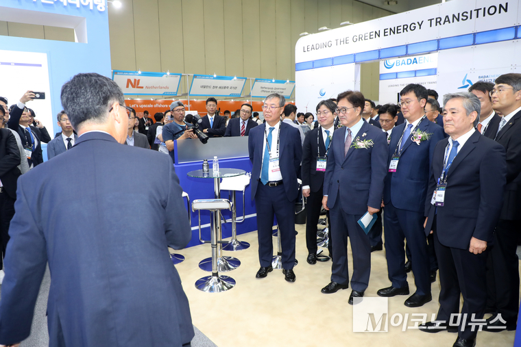 우원식 국회의장이 '2025 해상풍력 공급망 컨퍼런스 전시회장'을 둘러봤다. 사진은 낙월해상풍력 정종영 대표가 우원식 국회의장에게 현재 전남 영광에서 진행 중인 사업을 설명하고 있는 모습.= 최동환 기자