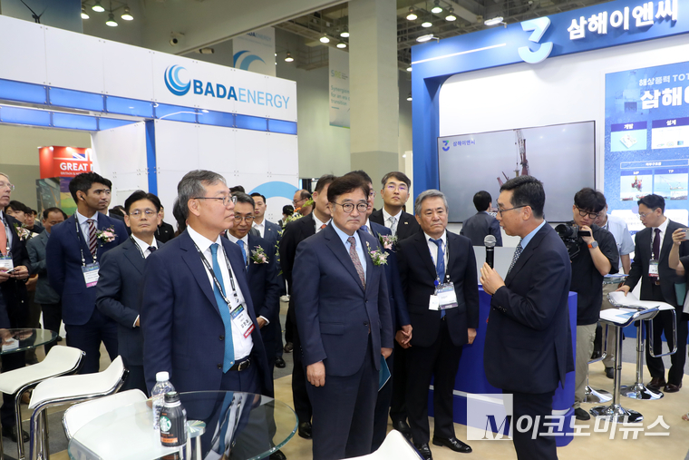 우원식 국회의장이 2일 BPEX(부산항국제전시컨벤션센터)에서 열린 ‘2025 해상풍력 공급망 컨퍼런스 전시회’에서 참여 기업 부스에서 설명을 듣고 있다.<br>
사진=최동환 기자