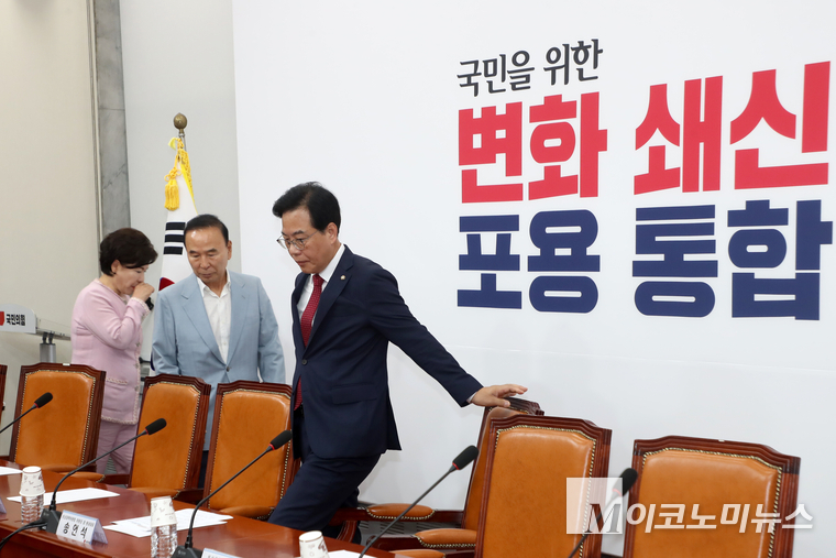 송언석 국민의힘 비상대책위원장 겸 원내대표가 3일 국회 본청에서 열린 비상대책위원회의에 참석하고 있다. 사진=최동환 기자