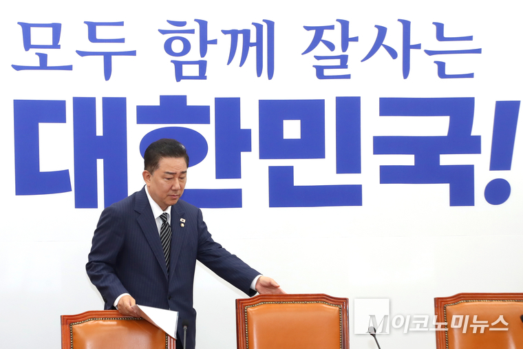 김병기 더불어민주당 대표 직무대행 겸 원내대표가 3일 국회 본청에서 열린 정책조정회의에 참석하고 있다. 사진=최동환 기자