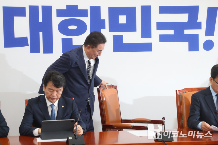 김병기 더불어민주당 대표 직무대행 겸 원내대표가 3일 국회 본청에서 열린 정책조정회의에 참석하고 있다. 사진=최동환 기자