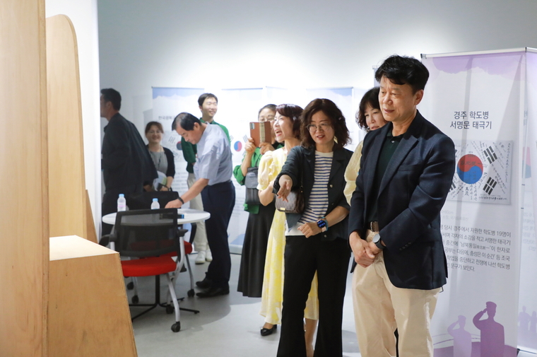 김종석 구청장(오른쪽)이 구민들과 함께 전시장을 찾아 감상하고 있다 <수원시 권선구 제공>