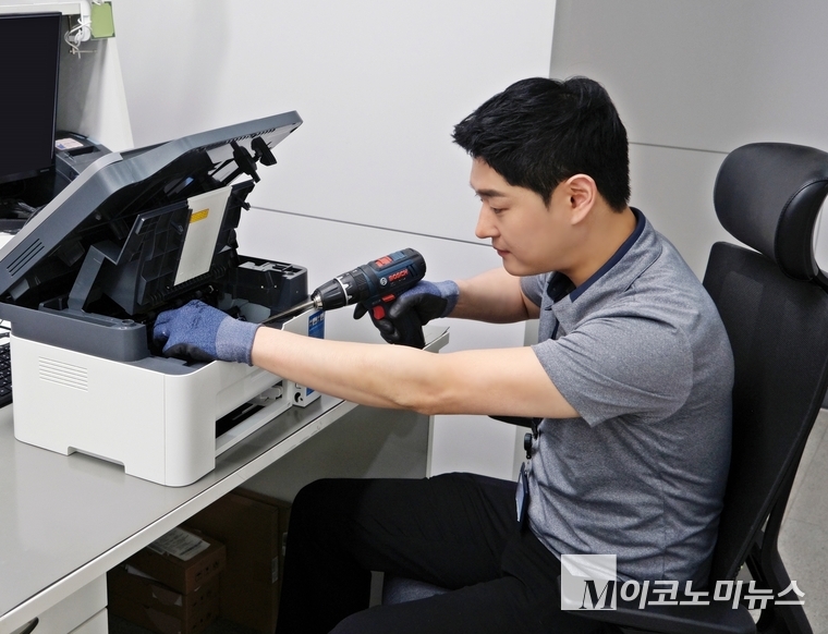 삼성전자서비스 엔지니어가 고객을 응대하는 모습. 사진=삼성전자 