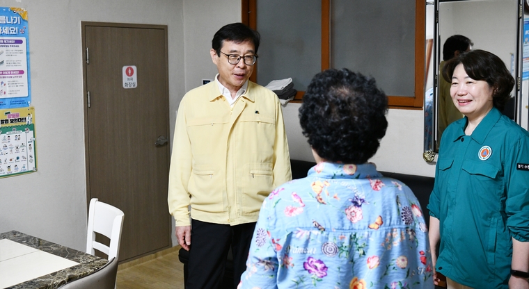 어르신과 대화를 나누고 있는 장수석 구청장 모습 <수원시 영통구 제공>