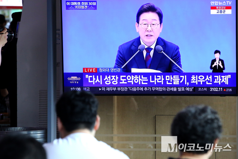 이재명 대통령이 취임 30일을 맞은 3일 기자회견 모습을 서울역 대합실에 모인 시민들이 지켜보고 있다. 사진=최동환 기자