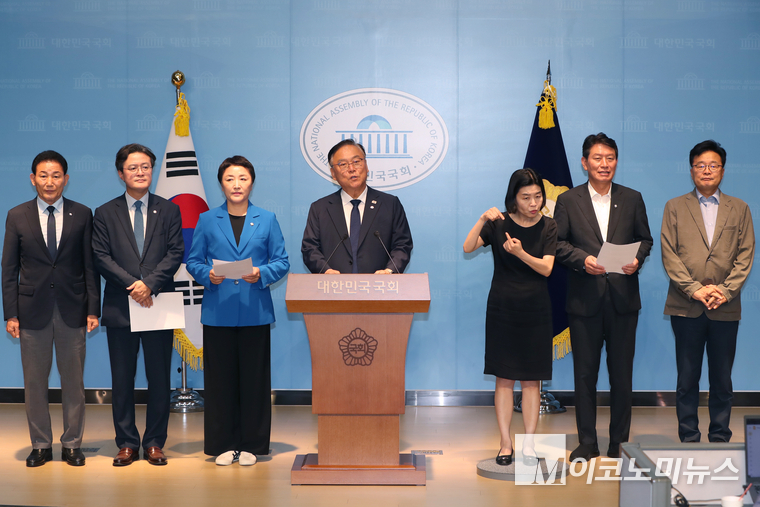 더불어민주당 초선 의원 모임인 ‘더민초’는 3일 국회 본회의를 앞두고 국회 소통관에서 긴급기자회견을 열었다. 사진=최동환 기자