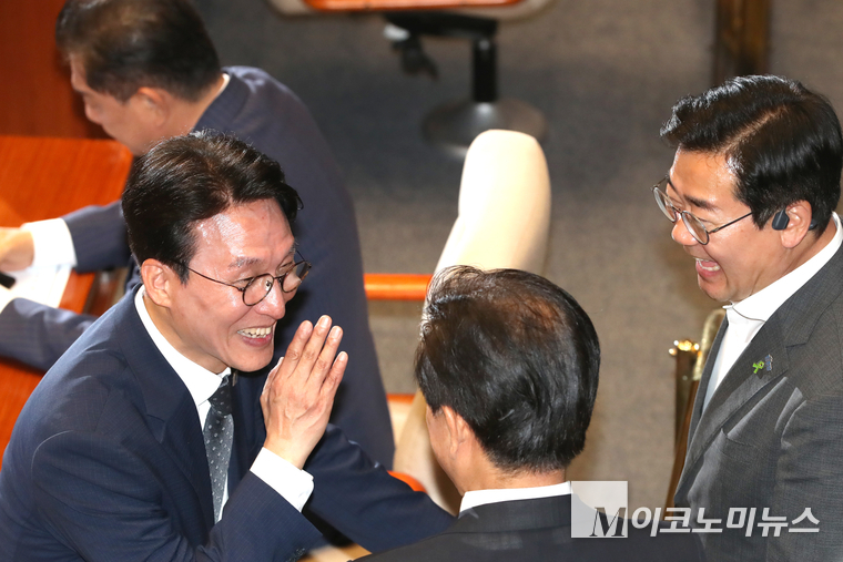 김민석 국무총리 후보자 임명동의안이 국회를 통과하자 김 후보자가 박찬대 당대표 후보 등과 인사하고 있다. 사진=최동환 기자