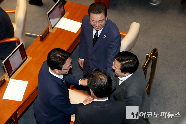 김민석 국무총리 후보자 임명동의안이 국회를 통과하자 김 후보자가 박찬대 당대표 후보 등과 인사하고 있다. 사진=최동환 기자