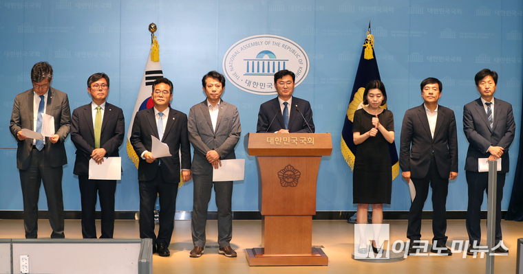 더불어민주당 코스피5000특별위원회가 3일 국회 본회의에서 ‘상법 개정안’이 통과되자 기자회견을 열었다. 이정문 의원이 발언하고 있다. 사진=최동환