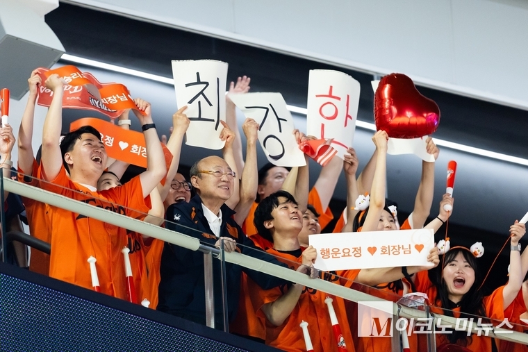 한화그룹 김승연 회장이 임직원들과 함께 경기를 관람하고 있다. 사진=한화그룹 