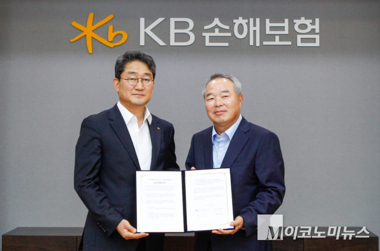 KB손해보험(대표이사 사장 구본욱)이 지난 3일, 아이앤씨테크놀로지와 아크차단설비 보급확대를 통한 화재예방과 공동마케팅을 위한 업무협약(MOU)을 체결했다. 협약식에 참석한 KB손해보험 박상규 일반보험부문장과 아이앤씨테크놀로지 박창일 대표이사가 함께 기념촬영을 하고있다. 사진=KB손해보험