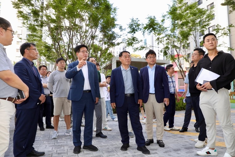이재식 의장(앞줄 오른쪽 3번째과 염태영 국회의원<왼쪽 3번째)과 함께 현장을 살펴보고 있다 <수원특례시의회 제공> 