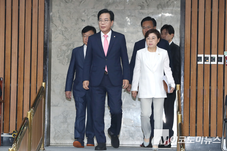 송언석 국민의힘 비상대책위원장 겸 원내대표가 4일 국회 본청에서 열린 원내대책회의에서 참석하고 있다. 사진=최동환 기자