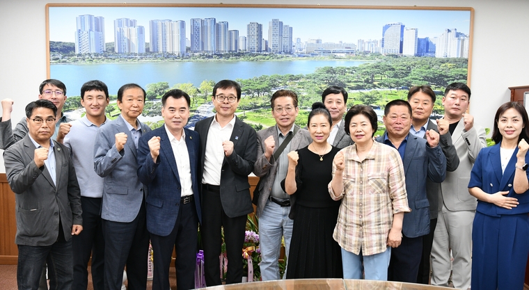 장수석 구청장(왼쪽 5번째)과 주민자치회 회장들이 함께 하고 있다 <수원시 영통구 제공>