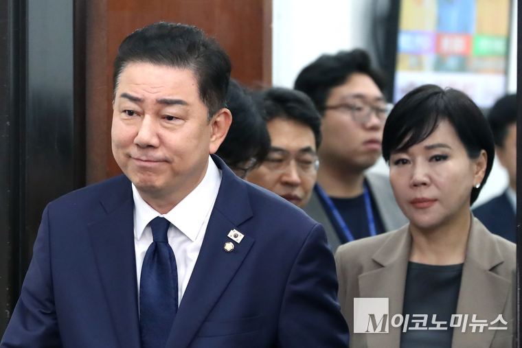 김병기 더불어민주당 당대표 직무대행 겸 원내대표가 4일 국회 본청에서 열린 최고위원회의에 참석하고 있다. 사진=최동환 기자