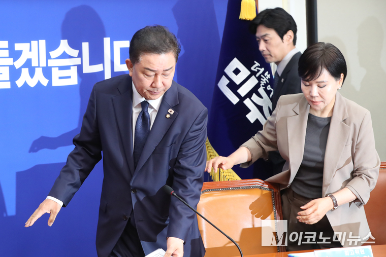 김병기 더불어민주당 당대표 직무대행 겸 원내대표가 4일 국회 본청에서 열린 최고위원회의에 참석하고 있다. 사진=최동환 기자