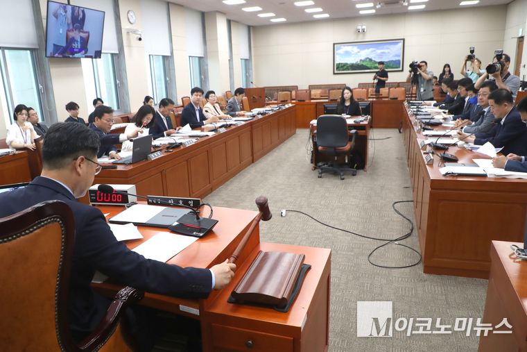 안호영 국회 환경노동위원회 위원장이 4일 인사청문회 실시계획서 안건을 상정하고 의결하고 있다. 사진=최동환 기자
