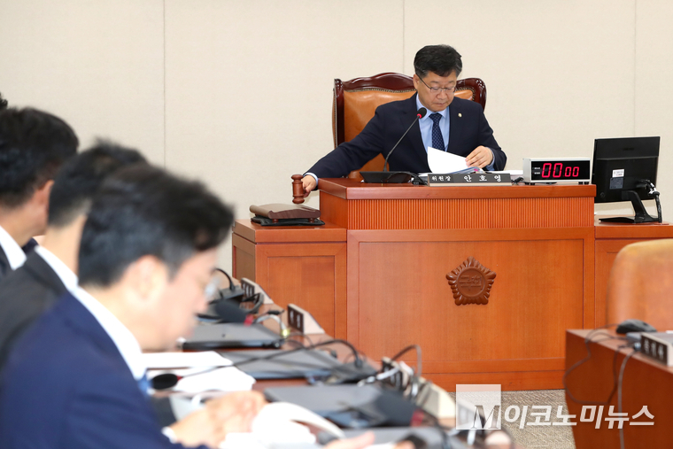 안호영 국회 환경노동위원회 위원장이 4일 인사청문회 실시계획서 안건을 상정하고 의결하고 있다. 사진=최동환 기자