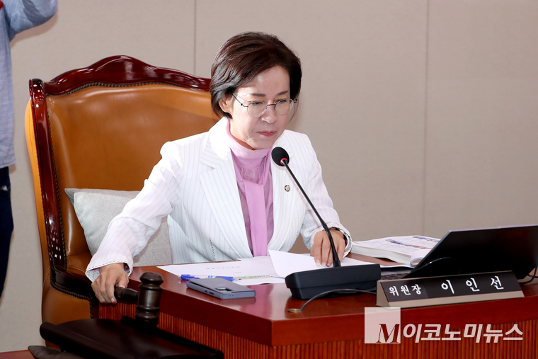 이인선 국회 여성가족위원회 위원장이 4일 전체회의에서 강선우 여성가족부장관 인사청문회 실시계획서 채택의 건을 상정하고 있다. 사진=최동환 기자