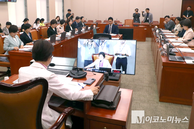 이인선 국회 여성가족위원회 위원장이 4일 전체회의에서 강선우 여성가족부장관 인사청문회 실시계획서 채택의 건을 상정하고 있다. 사진=최동환 기자