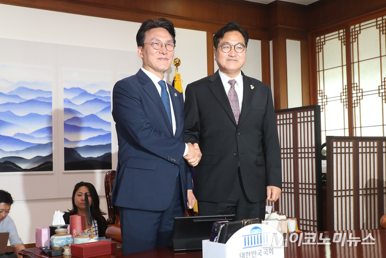김민석 신임 국무총리가 4일 국회를 찾아 우원식 국회 의장을 예방해 기념사진 촬영하고 있다. 사진=최동환 기자