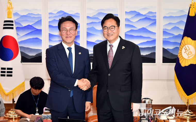 김민석 신임 국무총리가 4일 국회를 찾아 우원식 국회 의장을 예방해 기념사진 촬영하고 있다. 사진=최동환 기자