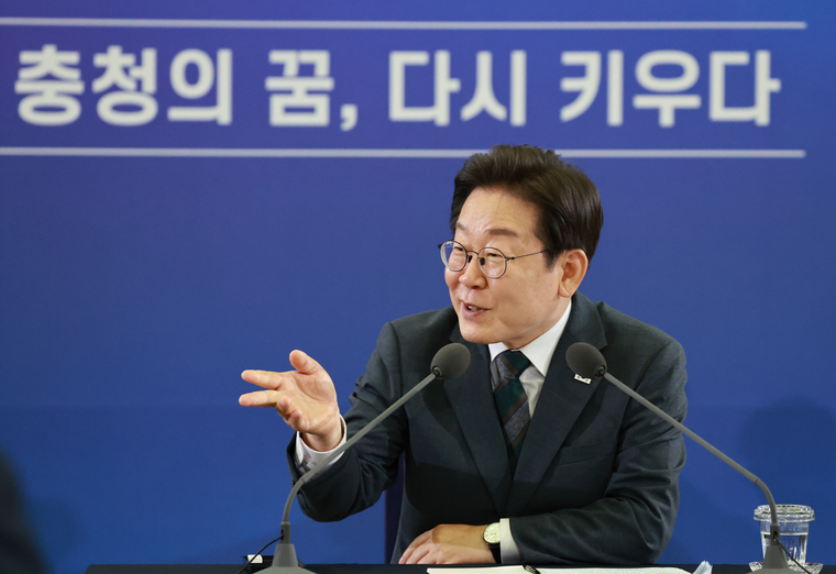 이재명 대통령이 4일 대전컨벤션센터에서 타운홀 미팅 형식으로 열린 '국민소통 행보 2탄, 충청의 마음을 듣다'에서 발언하고 있다. 사진=연합뉴스