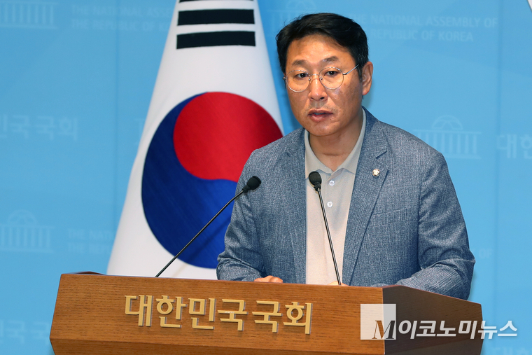 김영환 더불어민주당 의원이 4일 국회 소통관에서 기자회견하고 있다. 사진=최동환 기자