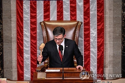 트럼프표 감세 법안을 통과 선언하는 마이크 존슨 미 연방 하원의장. 사진=AFP연합뉴스