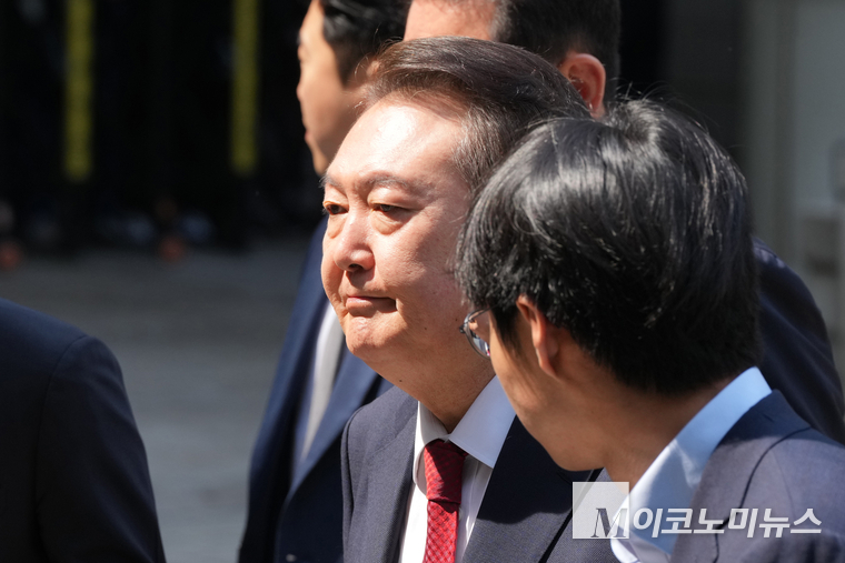 윤석열 전 대통령이 지난 5월 26일 서울중앙지법에서 열리는 내란 혐의 재판에 출석하고 있다. 사진=최동환 기자