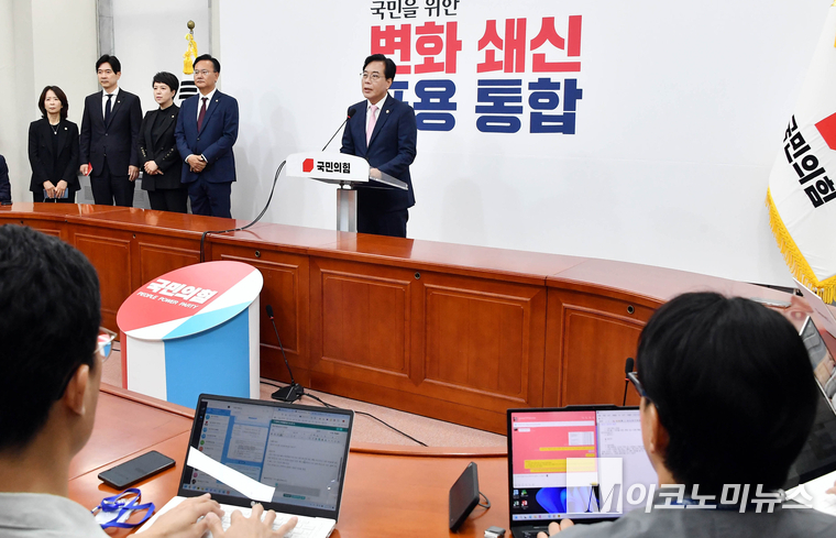 지난 7월 2일 송언석 국민의힘 비상대책위원장 겸 원내대표가 원내대표단이 참석한 가운데 취임 기자회견을 하고 있다. 사진=최동환 기자