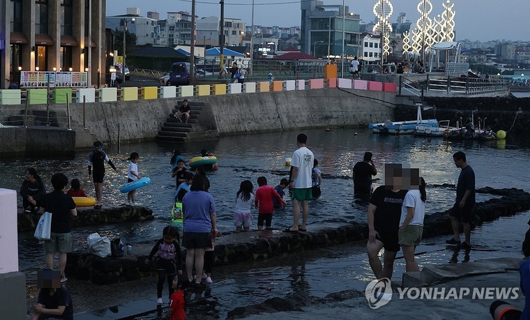 제주시 삼양동 용천수 ‘샛도리물’에서 시민들이 더위를 식히고 있다. 사진=연합뉴스