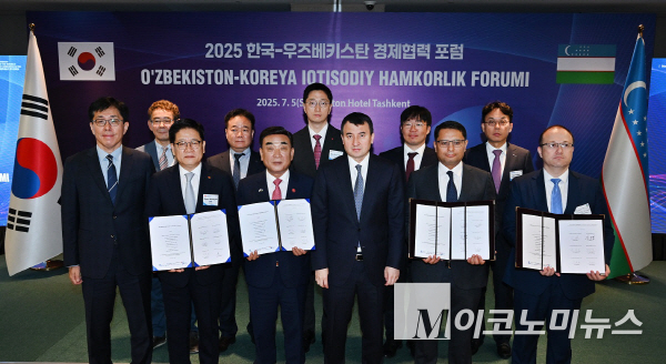 한국동서발전이 한국 기업의 공동 진출에 대한 한-우즈벡 간 협력 양해각서(MOU)를 체결하고 기념촬영을 하고 있다.