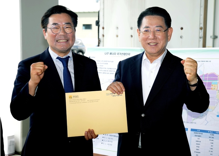 김영록 전남도지사가 나주 에너지국가산단 조성 현장을 방문한 박찬대 더불어민주당 의원에게 전남도 현안 해결을 위한 건의 및 협조를 요청하고 있다. 사진=전남도