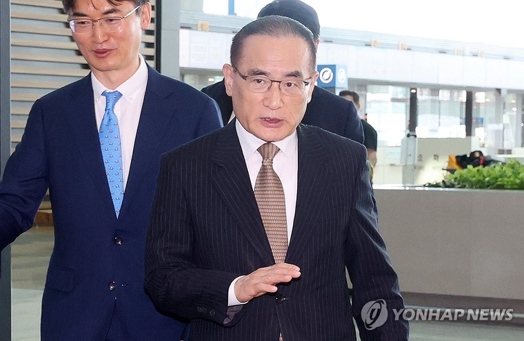 위성락 국가안보실장이 관세협상, 정상회담 등 한미 간 현안에 대한 논의를 위해 6일 인천국제공항을 통해 미국 워싱턴DC로 출국하고 있다. 사진=연합뉴스