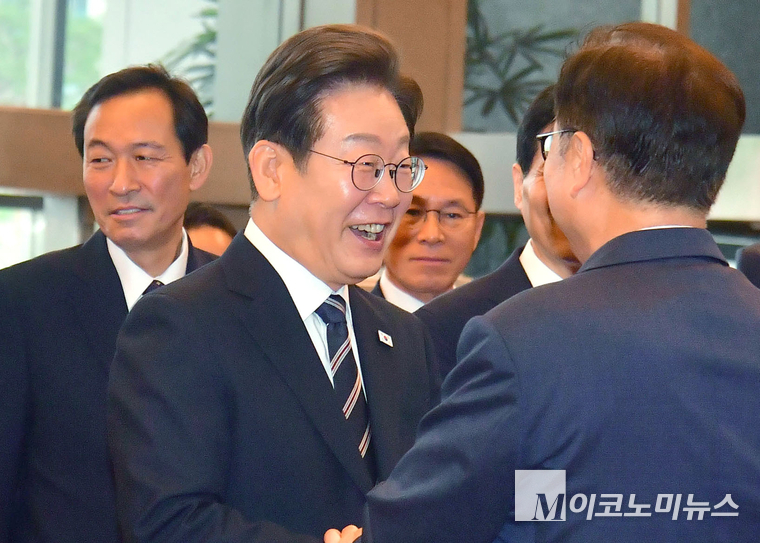 이재명 대통령이 지난 26일 국회 본청 본회의장에서 추가경정예산안 시정연설을 위해 국회 본회의장에 입장하고 있다. 사진=공동취재단