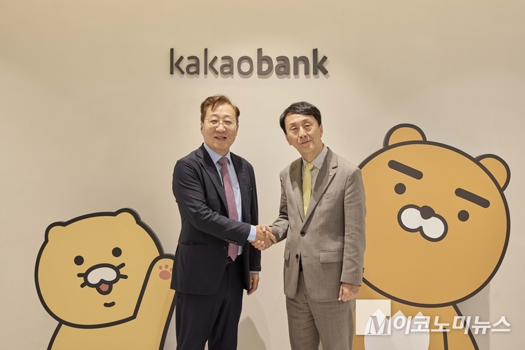 윤호영 카카오뱅크 대표이사(왼쪽)와 김경환 한국주택금융공사 사장(오른쪽)이 26일 경기도 성남시 카카오뱅크 판교 오피스에서 진행된 업무협약 체결식에서 기념촬영을 하고 있다. 사진=카카오뱅크
