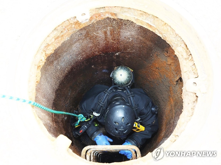 인천 한 도로 맨홀 안에서 오·폐수 관로 현황을 조사하다가 실종된 50대 남성이 숨진 채 발견됐다. 사진=연합뉴스