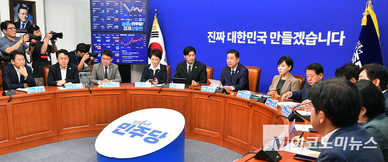 더불어민주당이 지난 4일 국회 본청에서 최고위원회의를 열고 있다. 사진=최동환 기자