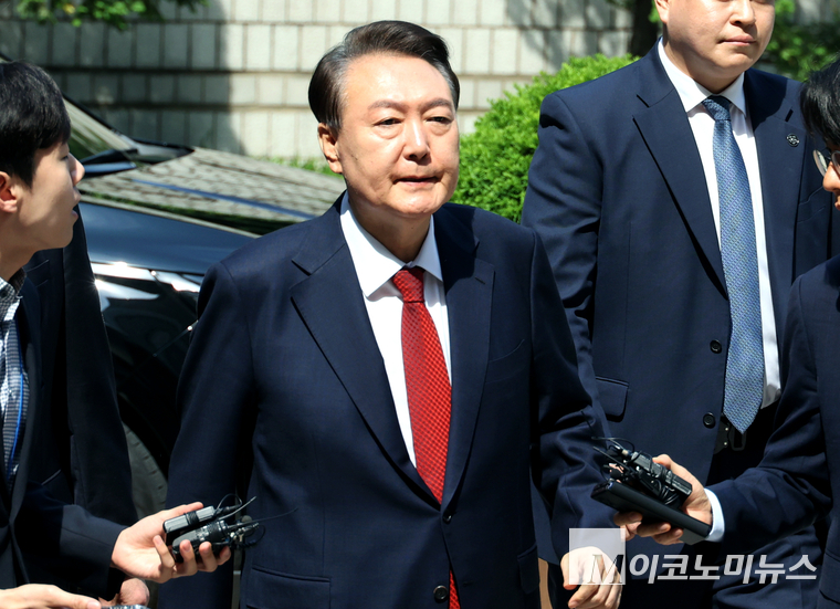 지난 5월 26일 윤석열 전 대통령이 서울고등법원에 내란 우두머리 및 직권남용·권리행사방해 혐의로 검찰에 출석하고 있다. 사진=최동환 기자