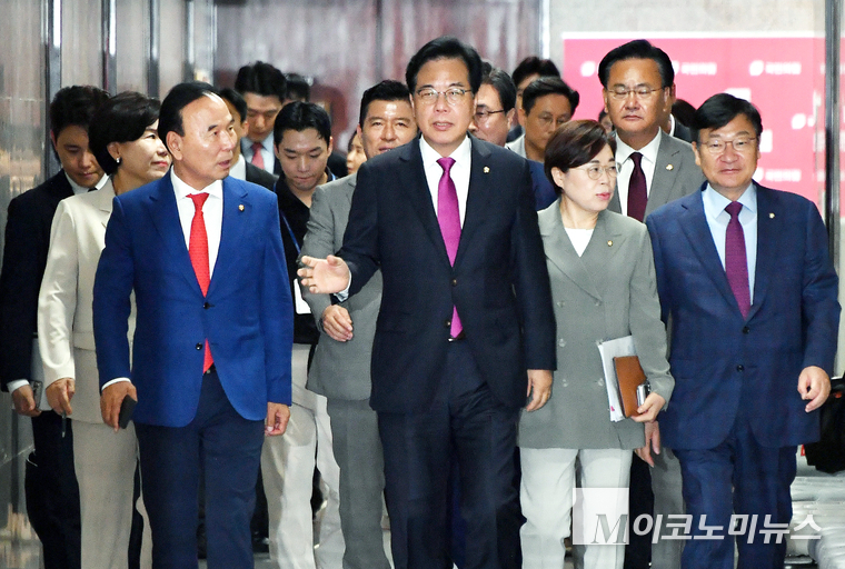 송언석 국민의힘 비상대책위원장 겸 원내대표를 비롯한 당 지도부 7일 국회 본청에서 열린 비상대책위원회의에 참석하고 있다. 사진=최동환 기자