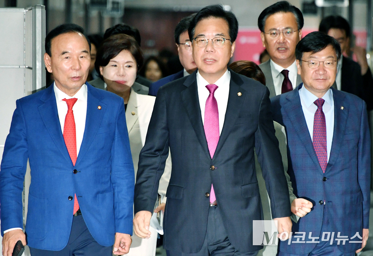 송언석 국민의힘 비상대책위원장 겸 원내대표를 비롯한 당 지도부 7일 국회 본청에서 열린 비상대책위원회의에 참석하고 있다. 사진=최동환 기자