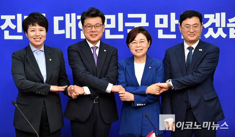 왼쪽부터 김은혜 원내정책수석부대표, 진성준 정책위의장, 김정재 정책위의장, 이정문 정책위 수석부의장 7일 국회에서 만나 회의에 앞서 기념 촬영하고 있다. 사진=최동환 기자
