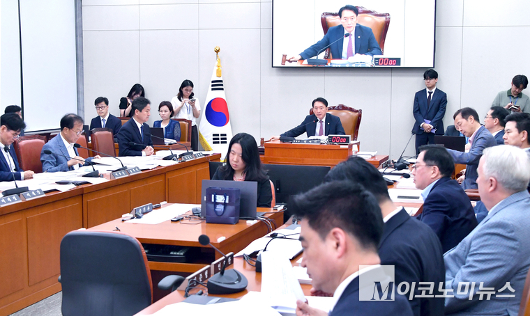 국회 외교통일위원회 김석기 위원장이 7일 열린 전체회의에서 의사봉을 두드리고 있다. 사진=최동환 기자