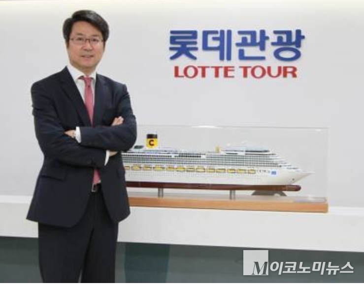 롯데관광개발 백현 대표이사 사장이 지난 4일'2025 한국서비스대상'에서 최고경영자상을 수상했다. 사진=롯데관광개발