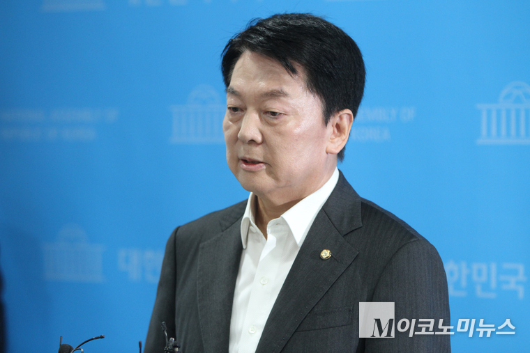 안철수 국민의힘 의원이 7일 국회 소통관에서 기자회견 후 백브리핑하고 있다. 사진=최동환 기자